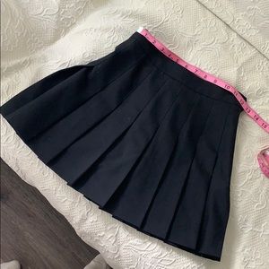 Aritzia black pleated skirt